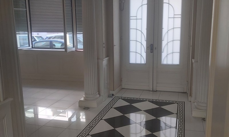 VILLA AVEC DEPENDANCE A LOUER A L'ANNEE